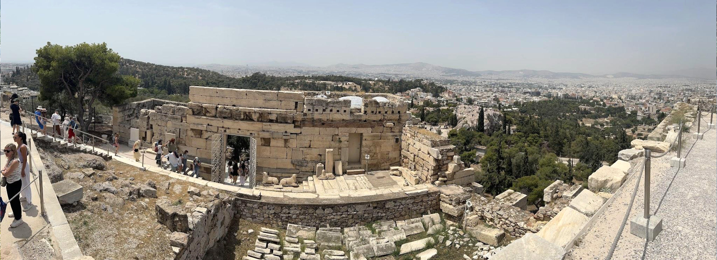 Ein Panoramablick von der Akropolis hinab auf die Stadt Athen, während der Rhein2Ganges-Charitytour